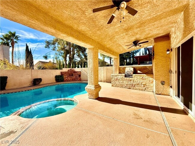 Building Photo - 10001 Coral Sands Dr