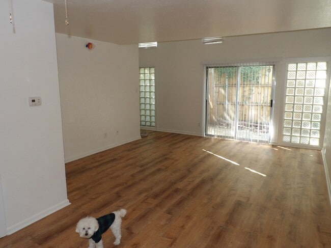 Building Photo - 4319 Buena Vista St Unit 4