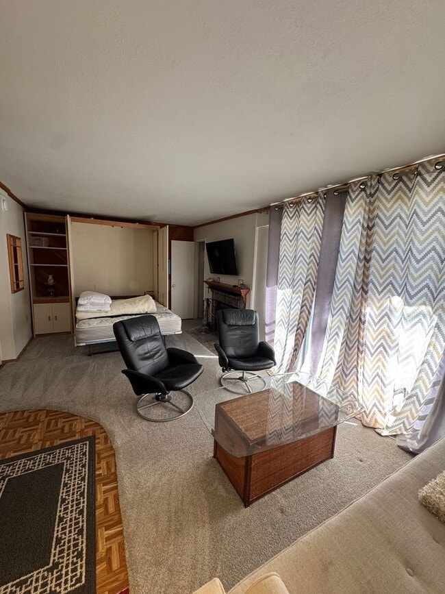 Building Photo - Hidden Valley