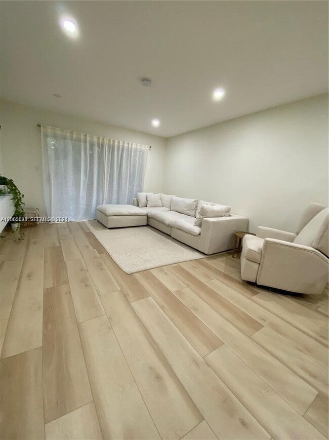 Building Photo - 1200 Tallwood Ave Unit 302