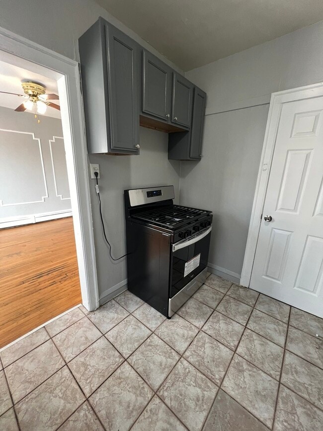 Photo - 909 E 85th St