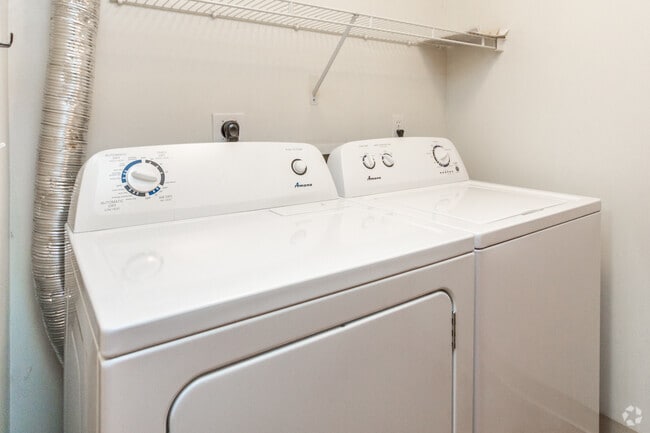 2BR Townhome - Washer & Dryer
