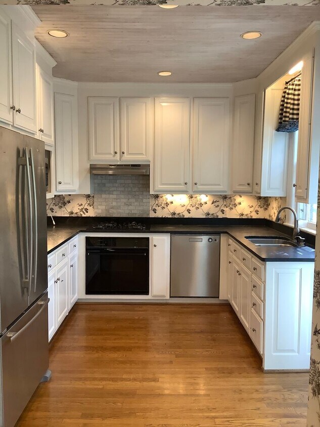 Executive Home in Green Hills - Executive Home in  Green Hills
