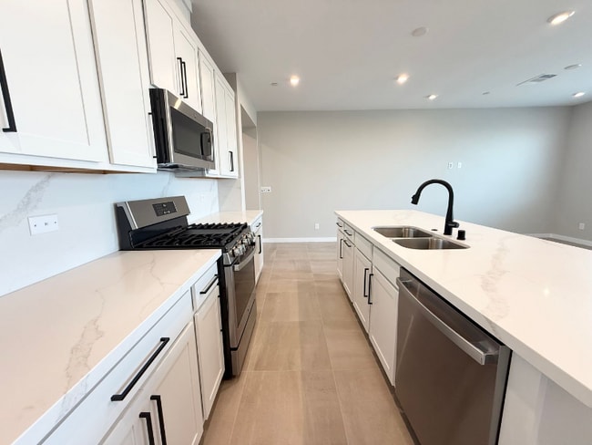 Photo - 800 Echelon St