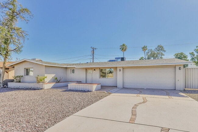 Building Photo - 825 W 19th St Rental
