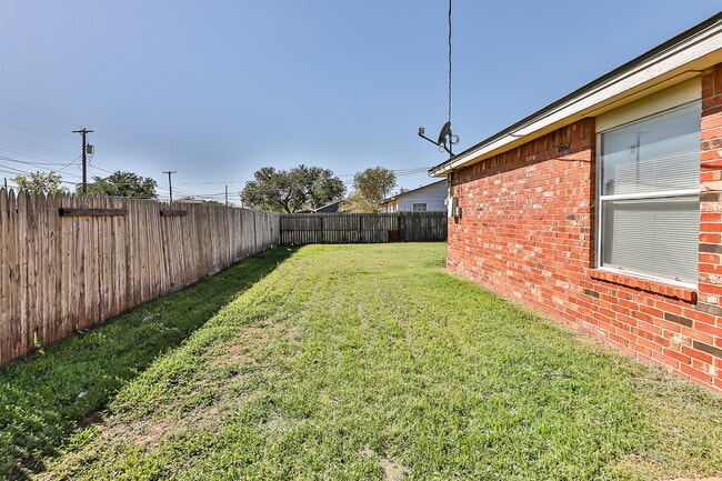 2 Bedroom House w Large yard - 2 Bedroom House w Large yard