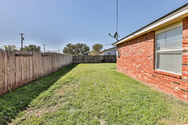 Building Photo - 2 Bedroom House w Large yard