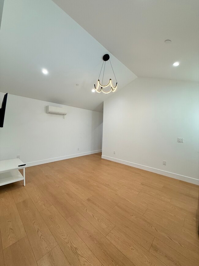 Photo - 111 E 60th St