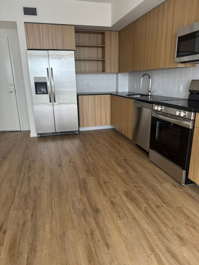 Building Photo - 979 E 29th St Unit S2 Rental