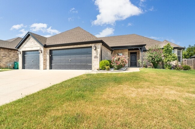 Building Photo - 1100 Huntleigh Dr