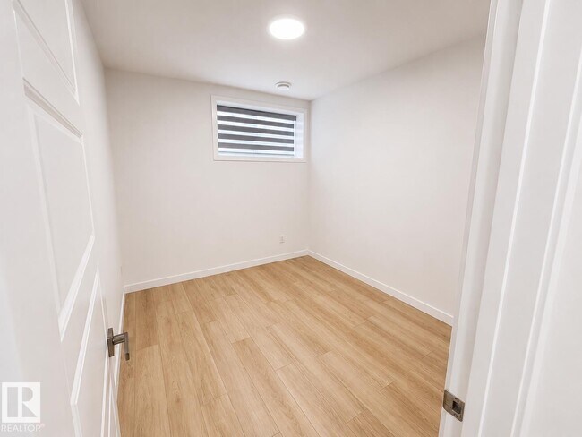 Photo - #BASEMENT 1913 209A ST NW