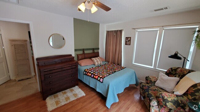 bedroom /living area - 191 Thurston Dr NW Unit Retro Studio Rental