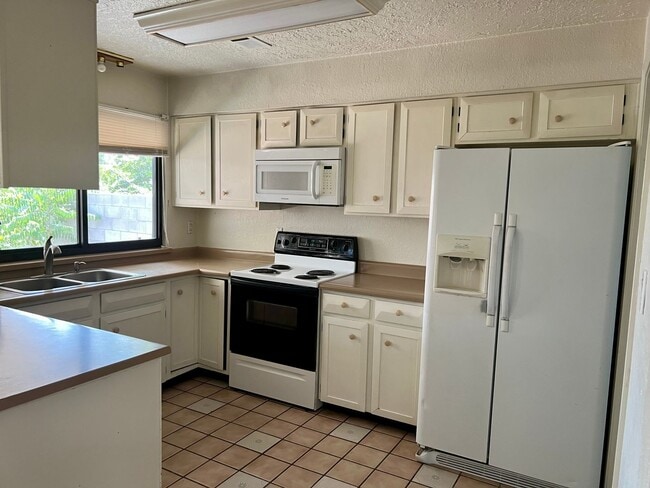 Building Photo - Ready For Immediate Move IN !! Rental