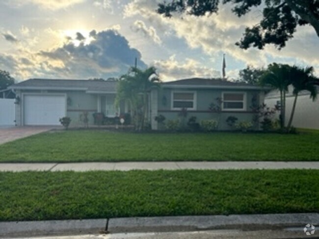 Building Photo - Beautiful, large 3 bdrm/3 bath home, with ...