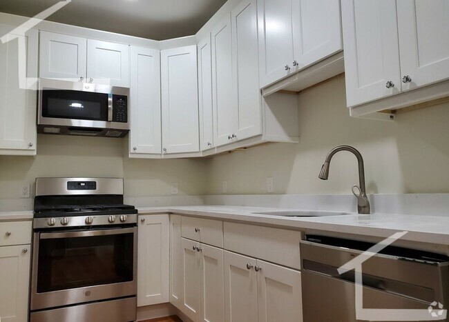 Building Photo - Coolidge Corner Area of Brookline. In-Unit... Rental