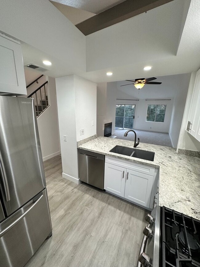 Building Photo - Charming Loft Condo with Balconies, Vaulted Ceilings & Fireplace – For Lease