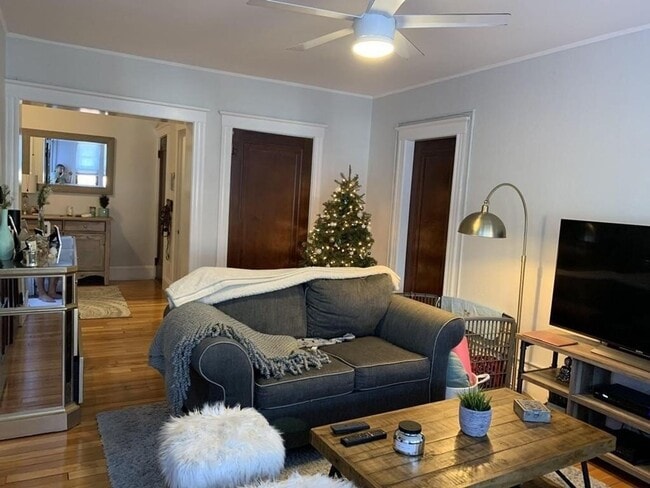 Building Photo - 1Br/1Bth, Available Sep. 1, 2026. Great location!  H/HW included! Laundry in building.