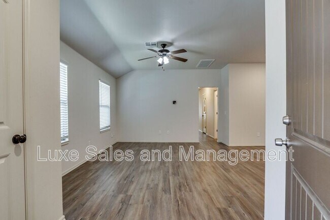Photo - 433 Chalk Hill Ct
