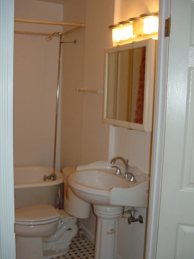 Bath - 214 19th St N Unit 1