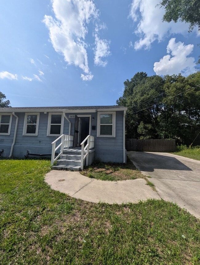 Building Photo - Beautifully Refreshed 2BR Gem