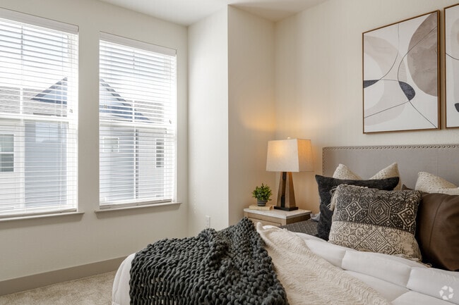 3BR, 3.5BA - 1,736SF