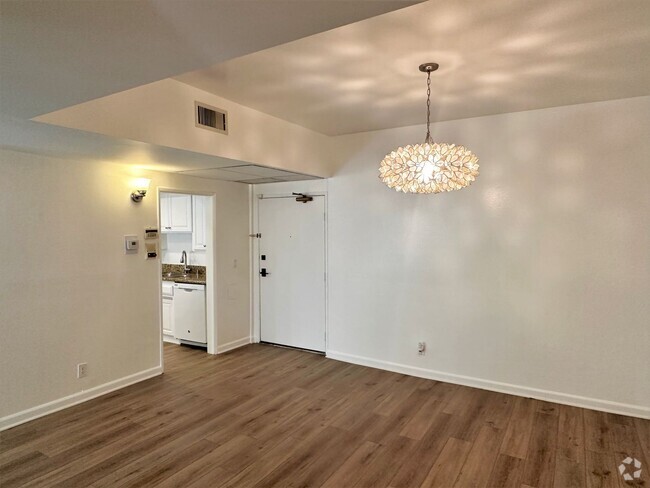 Building Photo - Updated 2+2 in great condo complex