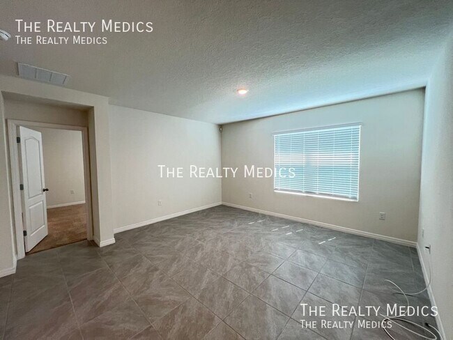 Photo - 536 Emily Gln St