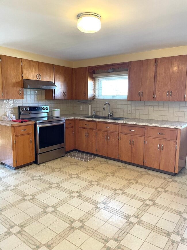 kitchen - 241 Huxley Ave Unit #2