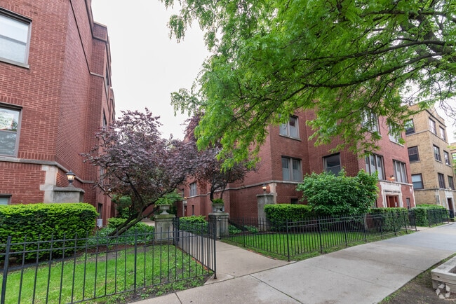 Building Photo - 1325 W Addison St Rental