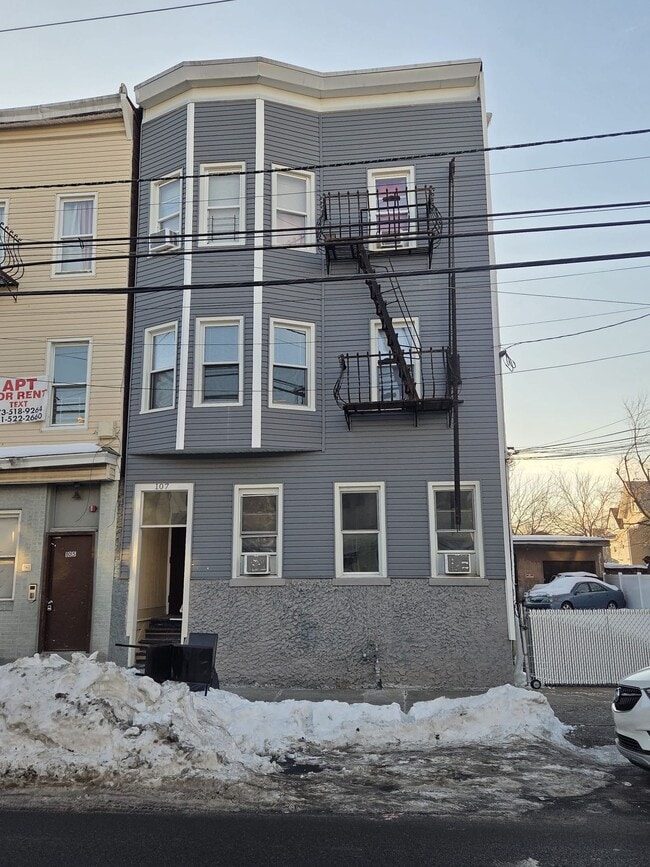 Building Photo - 107 Highland Ave Unit 107-2