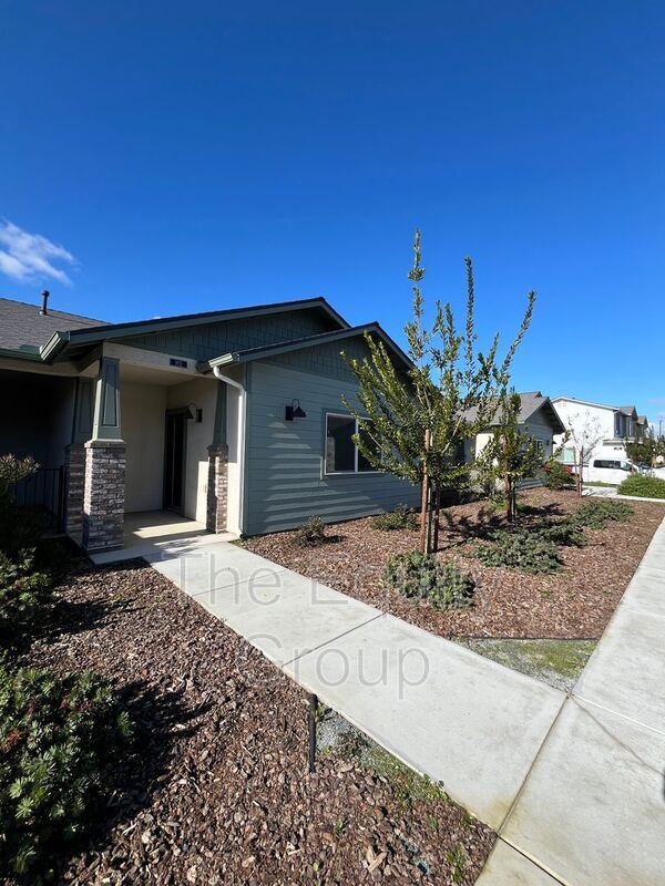 Building Photo - 510 S Summit St Unit 102