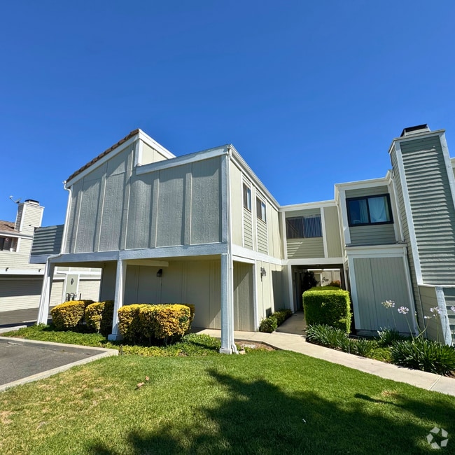 Building Photo - 2 Bedroom Condo for Rent in Canyon Country! Unit 5