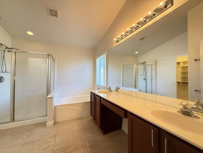 Building Photo - 766 E Baylor Ln