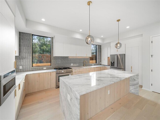 Photo - 2107 Brackenridge St