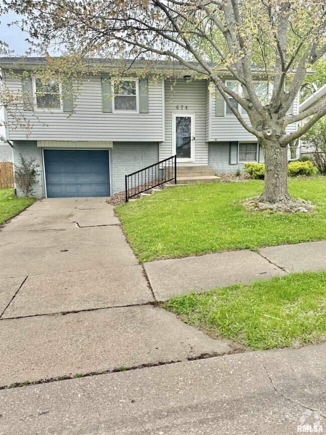 Building Photo - 674 W 64th St Rental