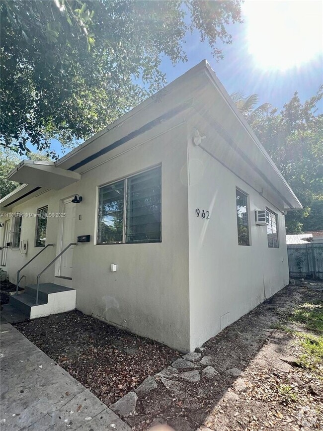 Building Photo - 962 NW 6th St Unit 1 Rental