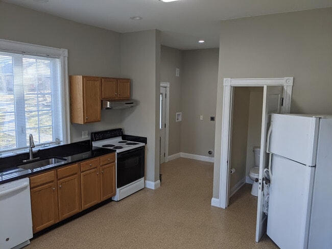 Kitchen - 418 Main St Unit 1st Fl