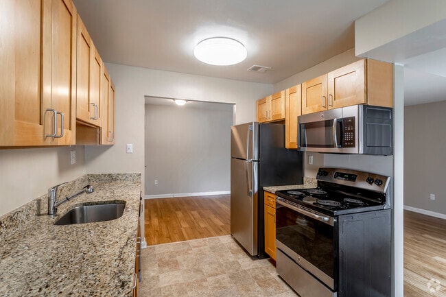 1 BR, 1 BA - 766 SF - Center Pointe