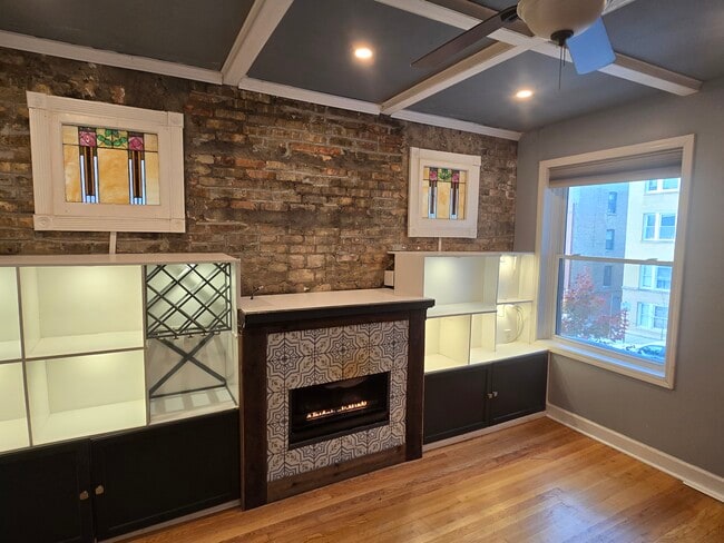 Building Photo - 3041 W Leland Ave Unit 2