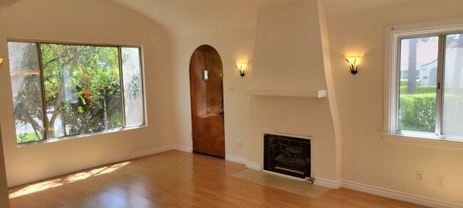 Building Photo - 567 South St