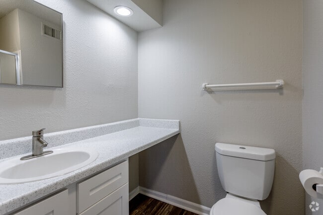 2BR, 2BA - 963 SF