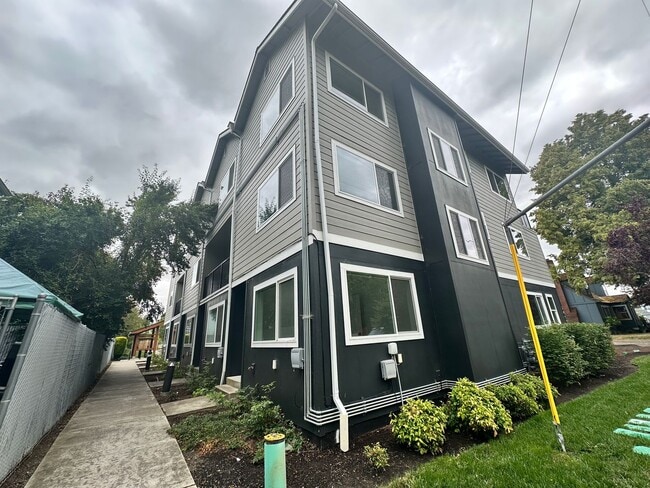 Building Photo - 4 BEDROOM, 3 STORY TOWNHOUSE, close to campus
