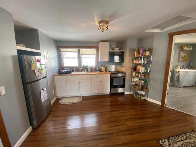 Photo - 9 1/2 Front St Unit B