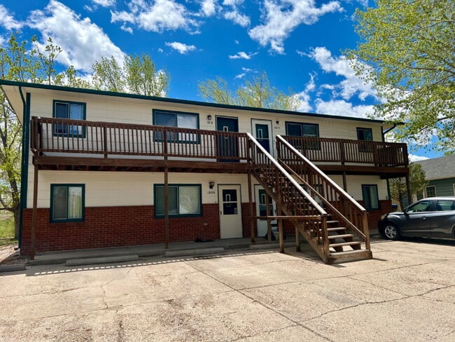 Upper level two bedroom, one bathroom clos... - Upper level two bedroom, one bathroom clos... Apartment
