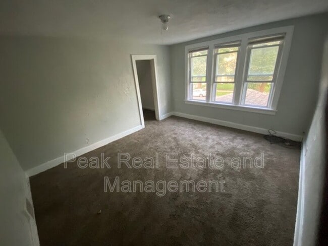 Photo - 816 Kensington Ave SW