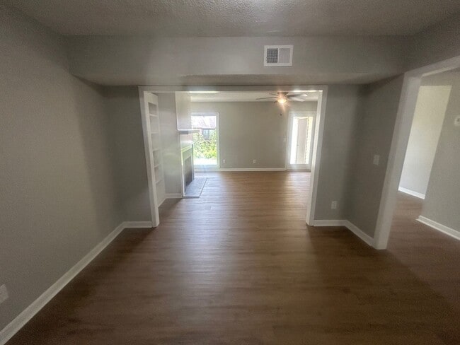 Photo - 137 Lionsgate Dr