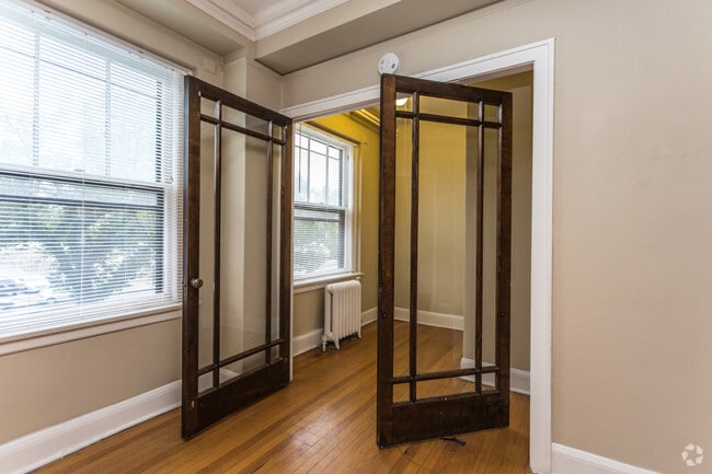 1BR, 1BA - 875 SF - Belmont Buckingham