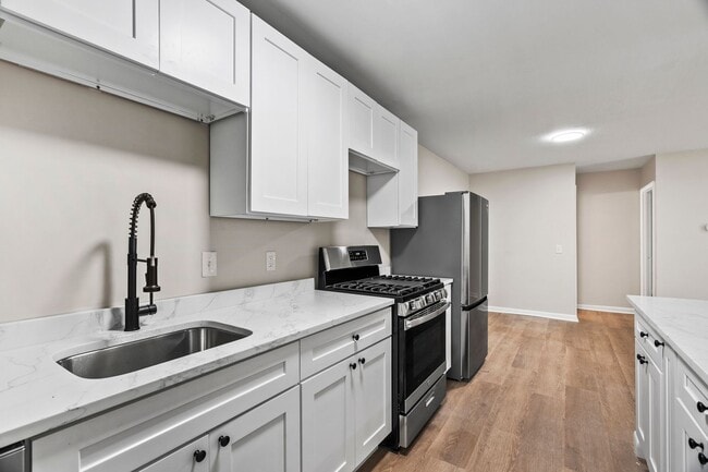 Building Photo - 2-Bed 1.5-Bath Newly Renovated Unit 433 Oaklawn Ave 206