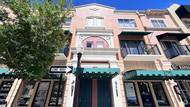 Building Photo - Beautiful 3/2 Townhouse Available !!