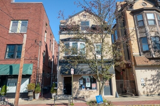 Building Photo - 94 Walnut St Unit 2